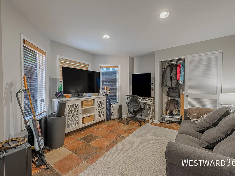 2336 N Lakewood Ave — Photo 19