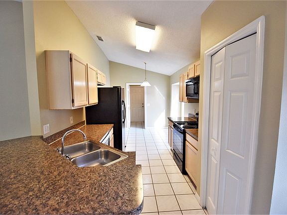 4th image of 1548 Royal Oaks Dr