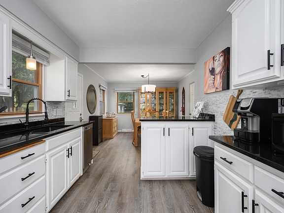 5th image of 2908 Rose Dr SE