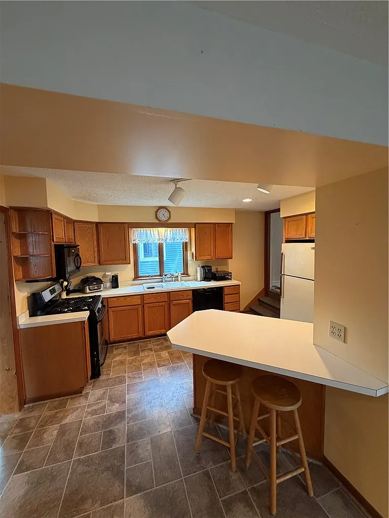 3 bed, 1.5 bath, 1754 sqft, $2,000 — Photo 2