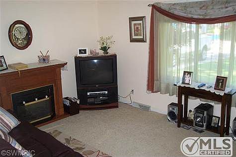 4th image of 126 Manley Ave