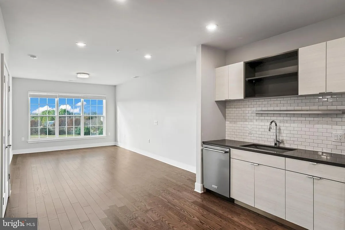 1 bed, 1.0 bath, 813 sqft, $1,950 — Photo 4