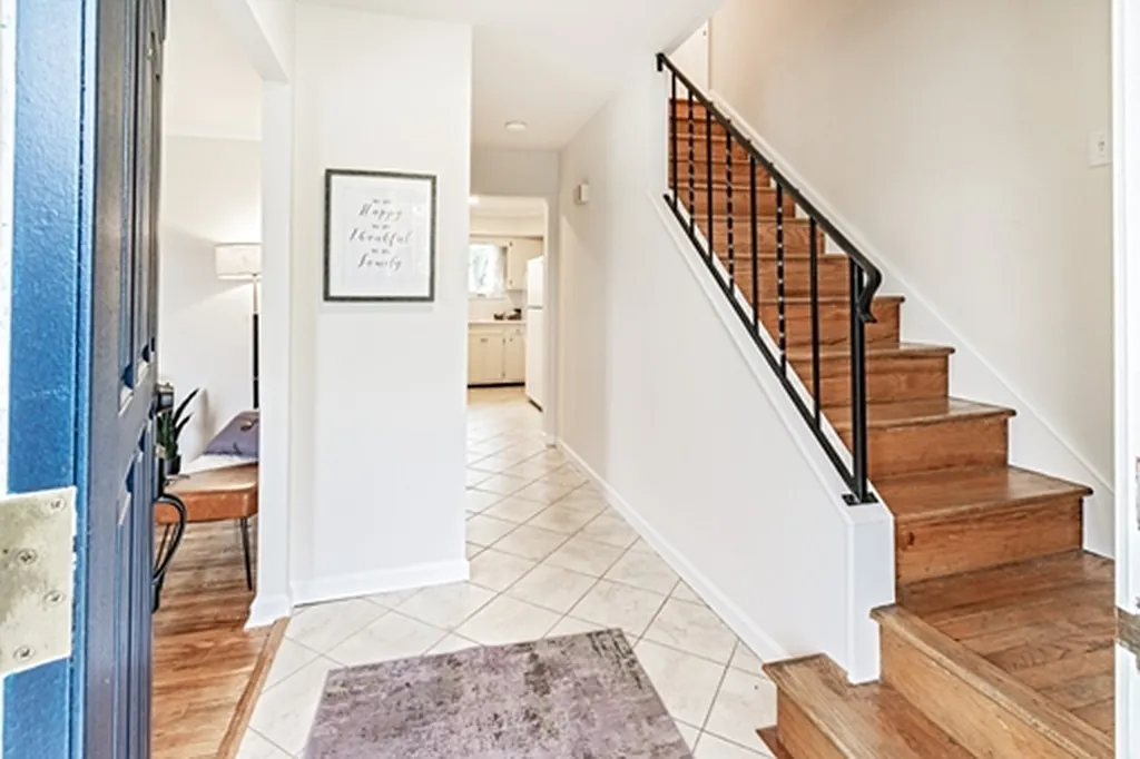 4 bed, 2.5 bath, 2000 sqft, $2,900 — Photo 2
