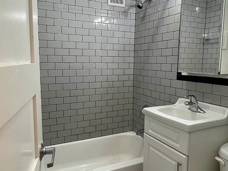 166 Suffolk St #1B — Photo 5