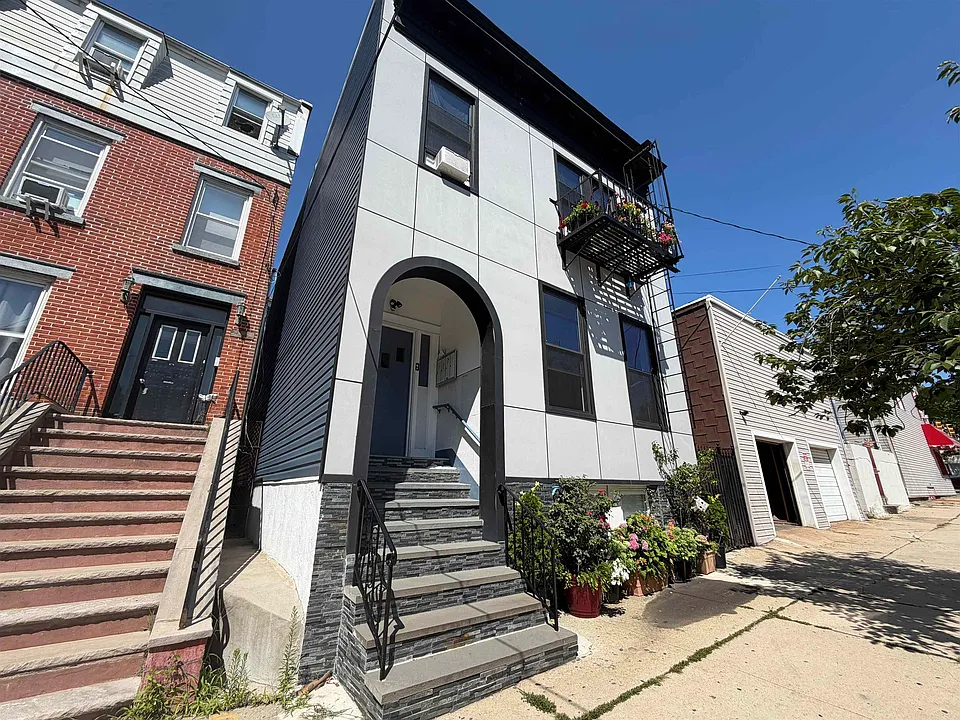 84 Irving St #1