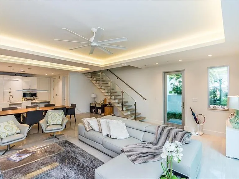 240 Shore Ct — Photo 8