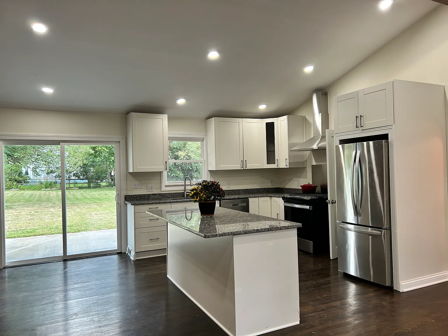 3 bed, 3.5 bath, 2400 sqft, $2,950 — Photo 4