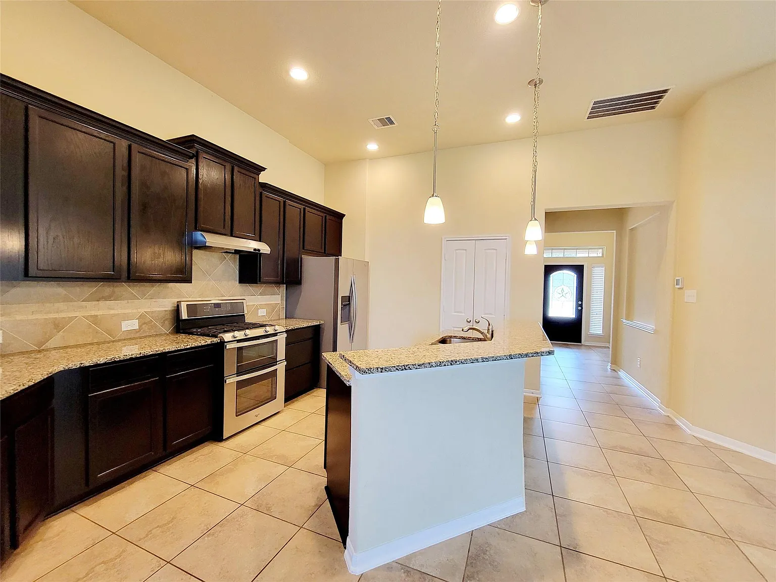 3 bed, 2.0 bath, 1711 sqft, $2,050 — Photo 2