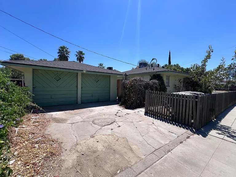 2905 E Lamona Ave — Photo 25