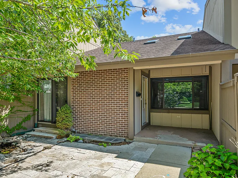 713 Acadia Ct — Photo 3