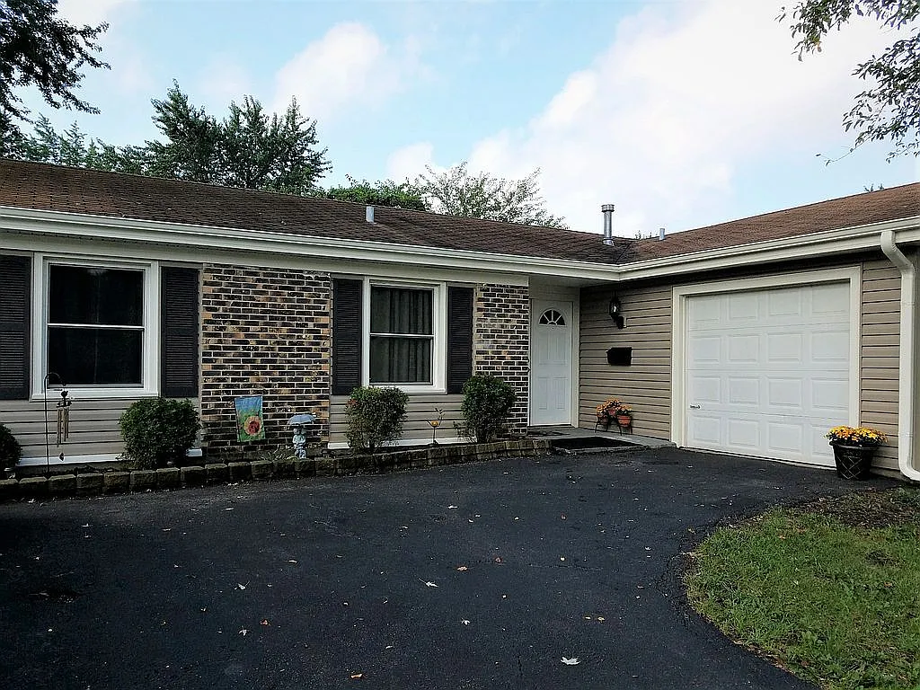 1388 Laurie Ln photo 1