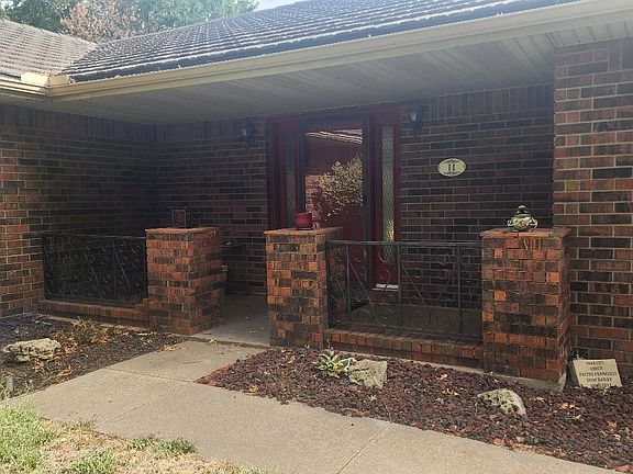 2nd image of 14 Pin Oak Dr
