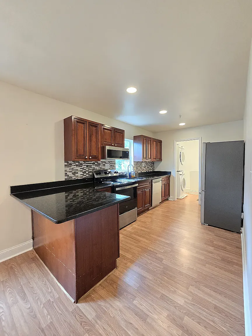 6 bed, 2496 sqft, $6,100 — Photo 4