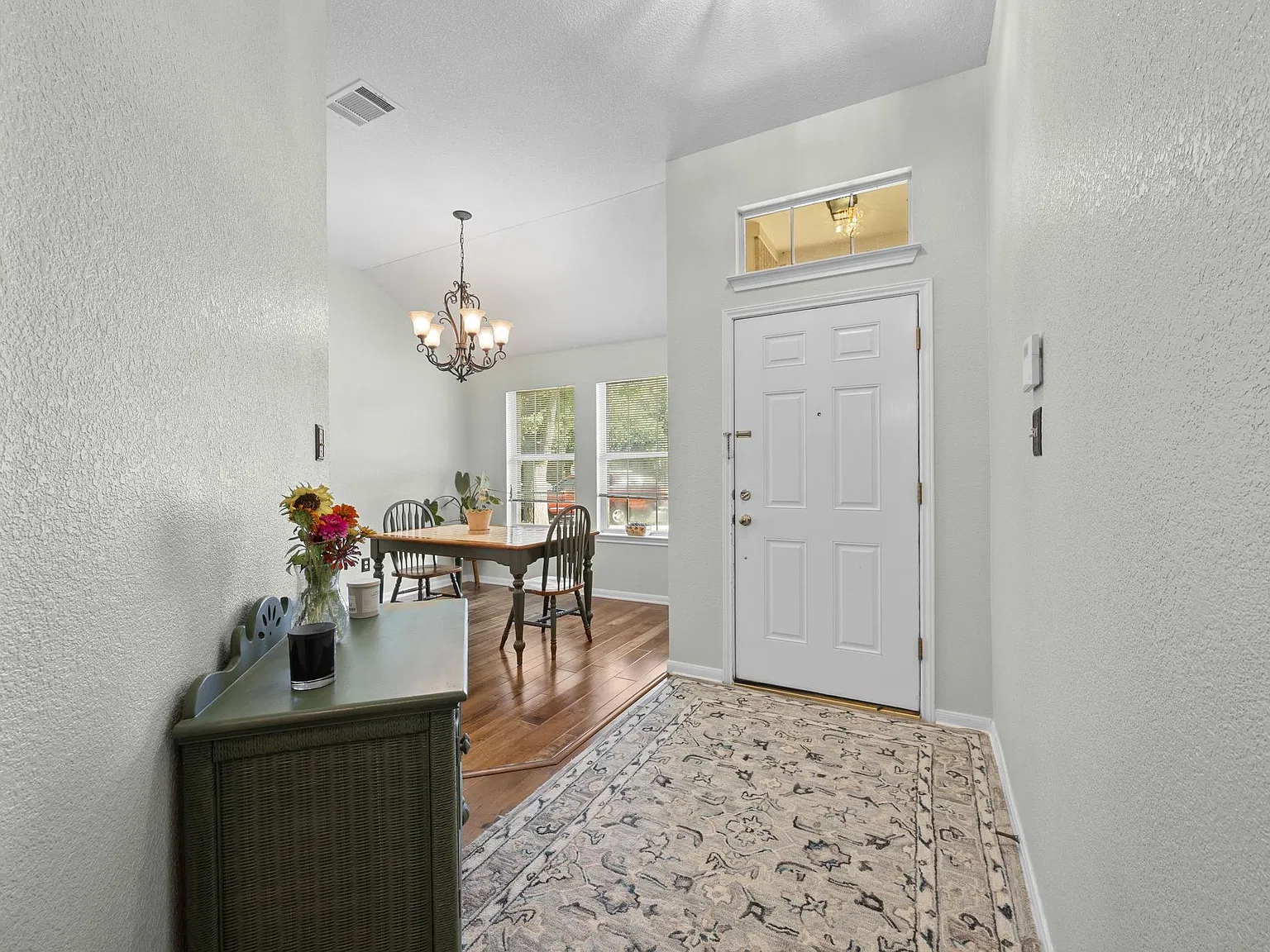 3 bed, 2.0 bath, 1660 sqft, $2,100 — Photo 3