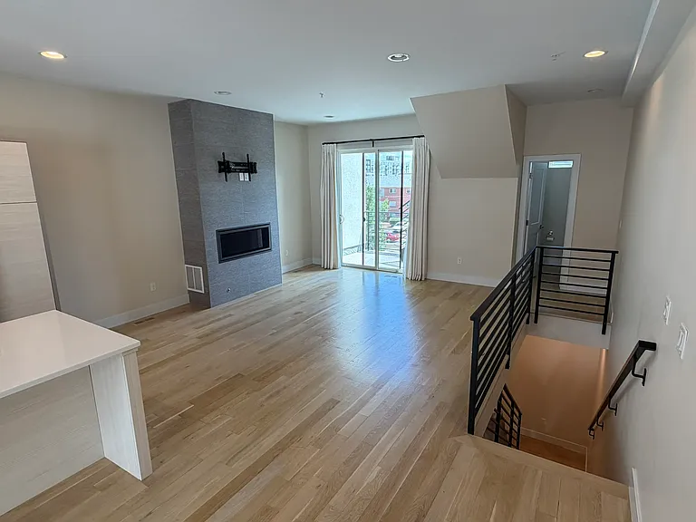 1716 Hooker St — Photo 3