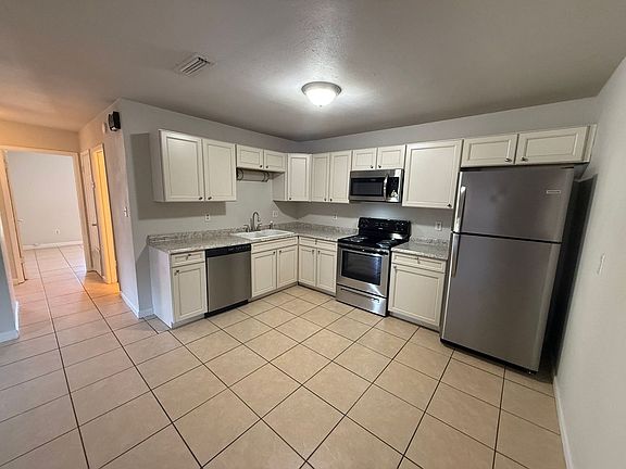 5th image of 3399 Green Briar Cir APT 2