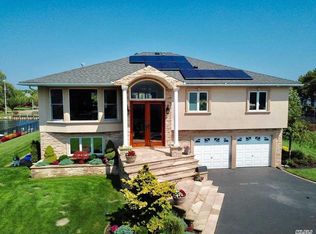 3 Dolphin Ln, West Islip, NY 11795