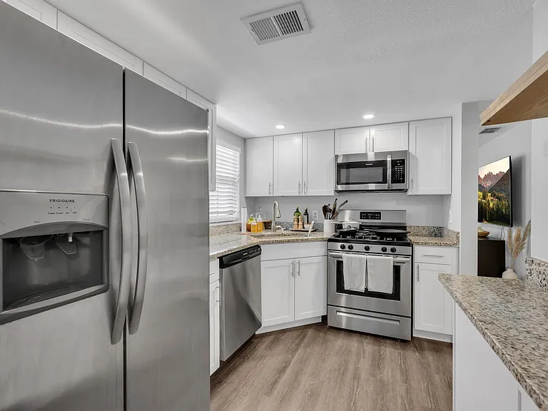 411 S Willow Ave — Photo 30