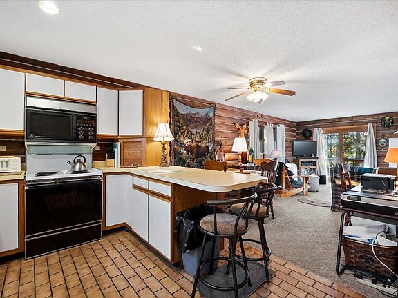 4th image of 100 Crystal Lake Dr Unit 8
