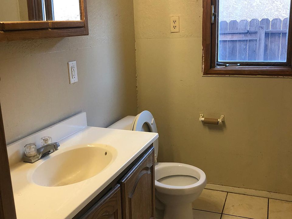 2nd image of 925 W University Dr