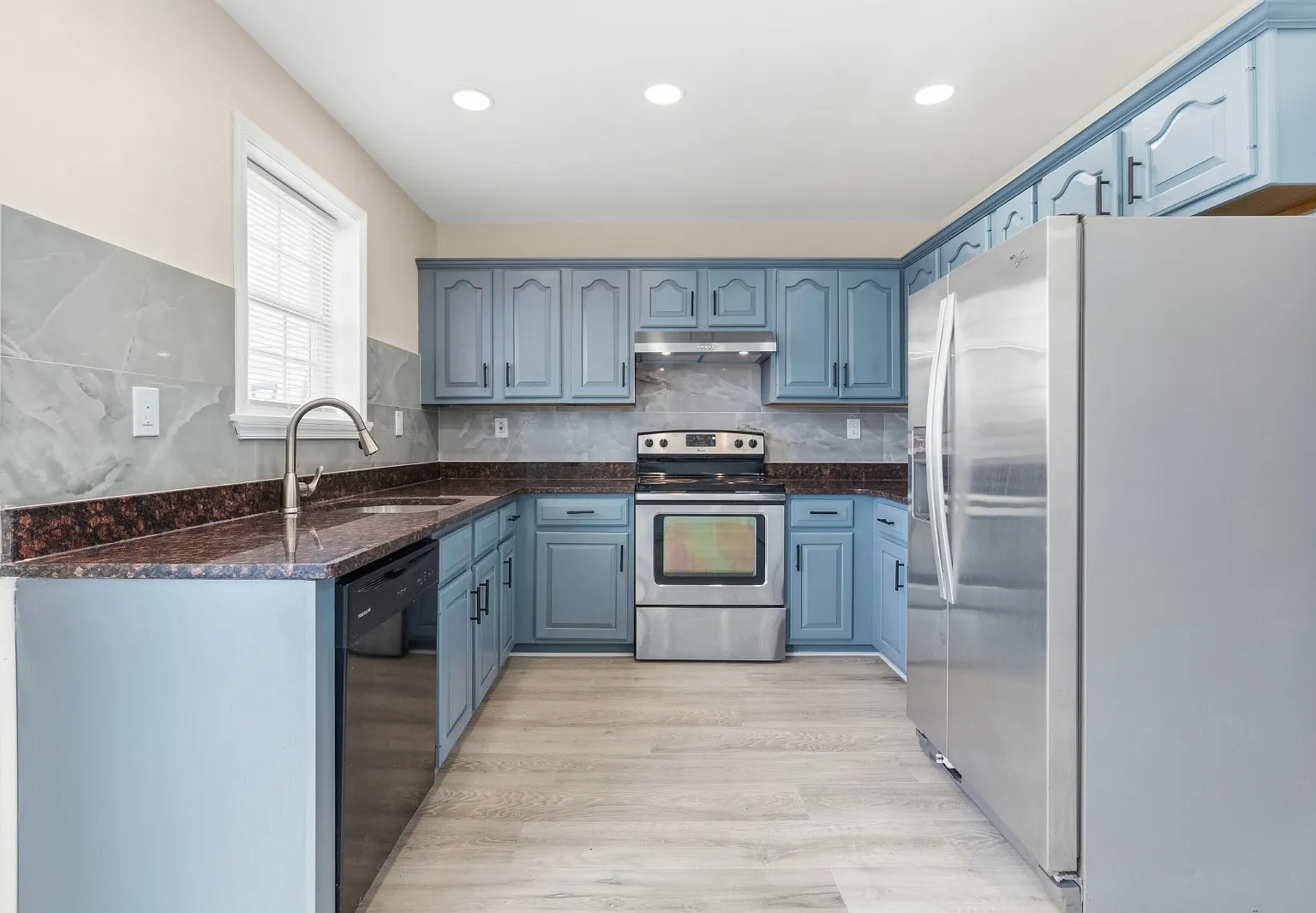 3 bed, 1.5 bath, 1460 sqft, $2,300 — Photo 4