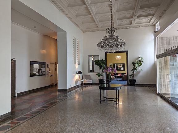 2nd image of 570 1/2 N Rossmore Ave #308