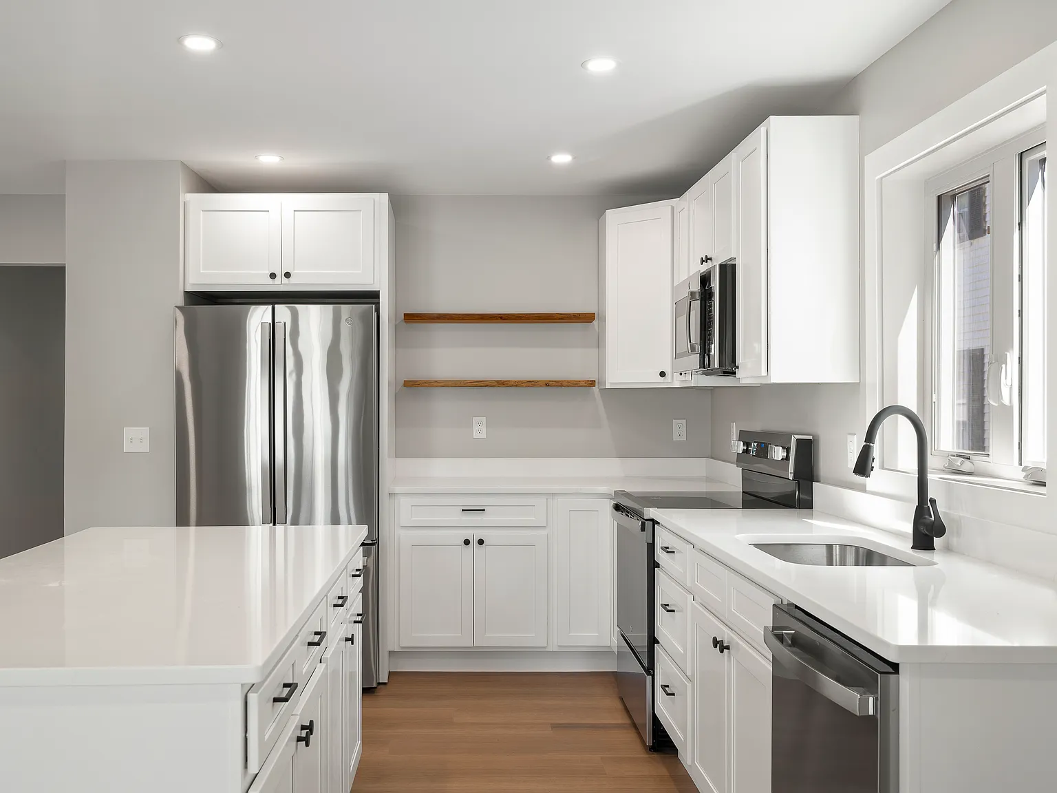 2 bed, 700 sqft, $3,000 — Photo 4