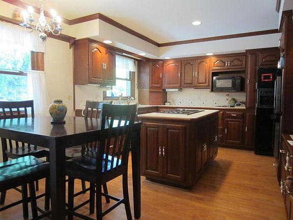 2nd image of 1006 Hawthorn Dr
