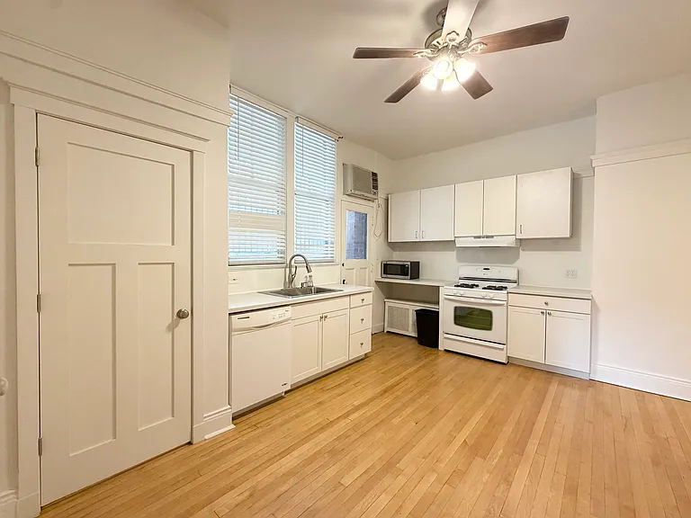 415 W Surf St #1A — Photo 25