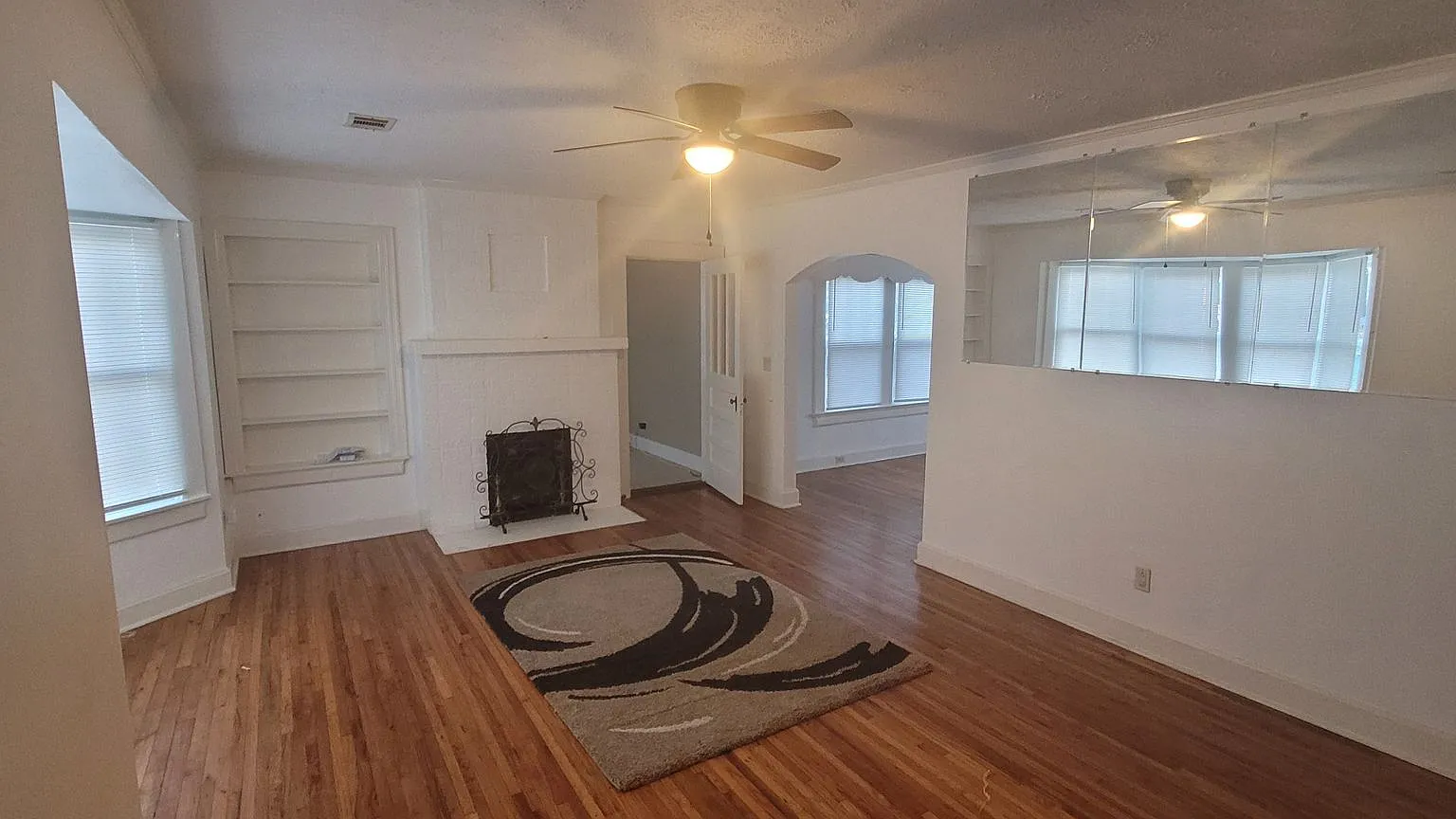2-bedroom, 1 bathroom — Photo 2
