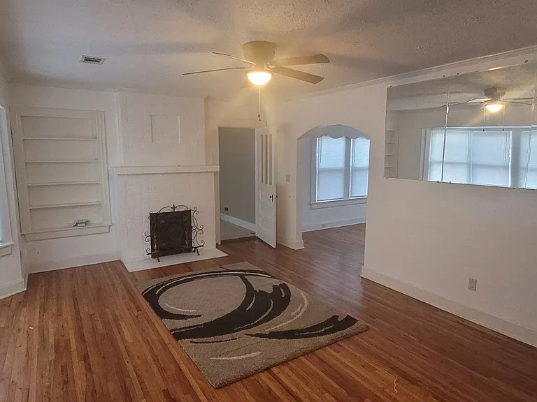 2118 Heard St — Photo 2