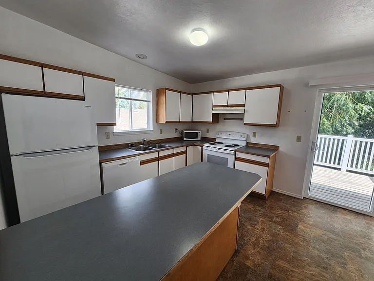 54 N 25th Ave — Photo 3