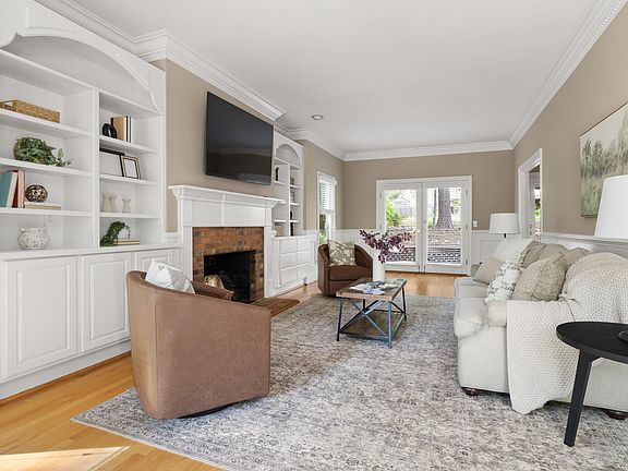 3rd image of 2204 Meade Ln