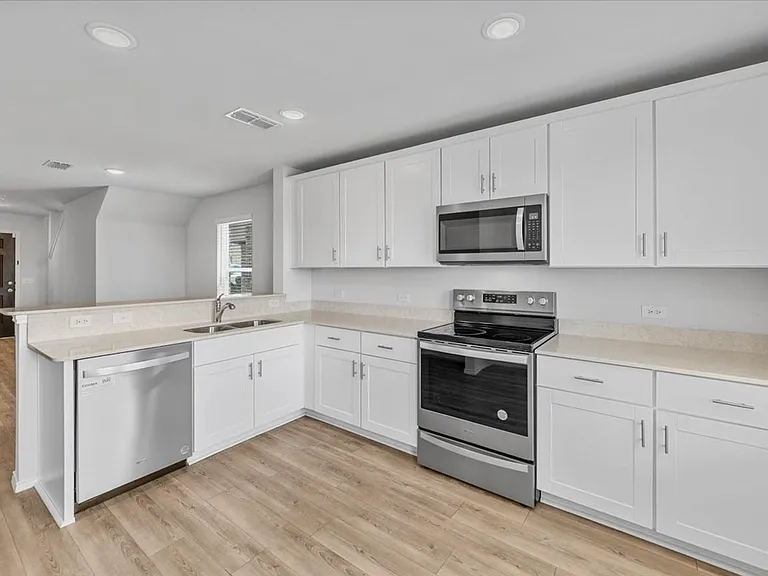 445 Grenada Lake Dr — Photo 8