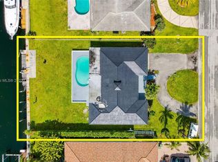 425 Tamarind Dr, Hallandale, FL 33009