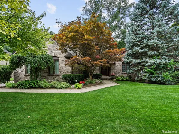 48743 Red Oak Dr, Shelby Township, MI 48315