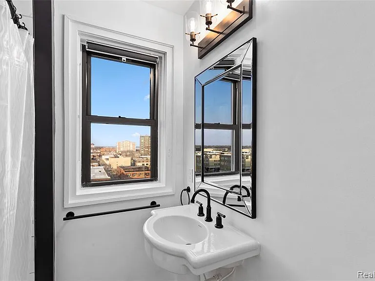 2900 E Jefferson Ave #D702 — Photo 22