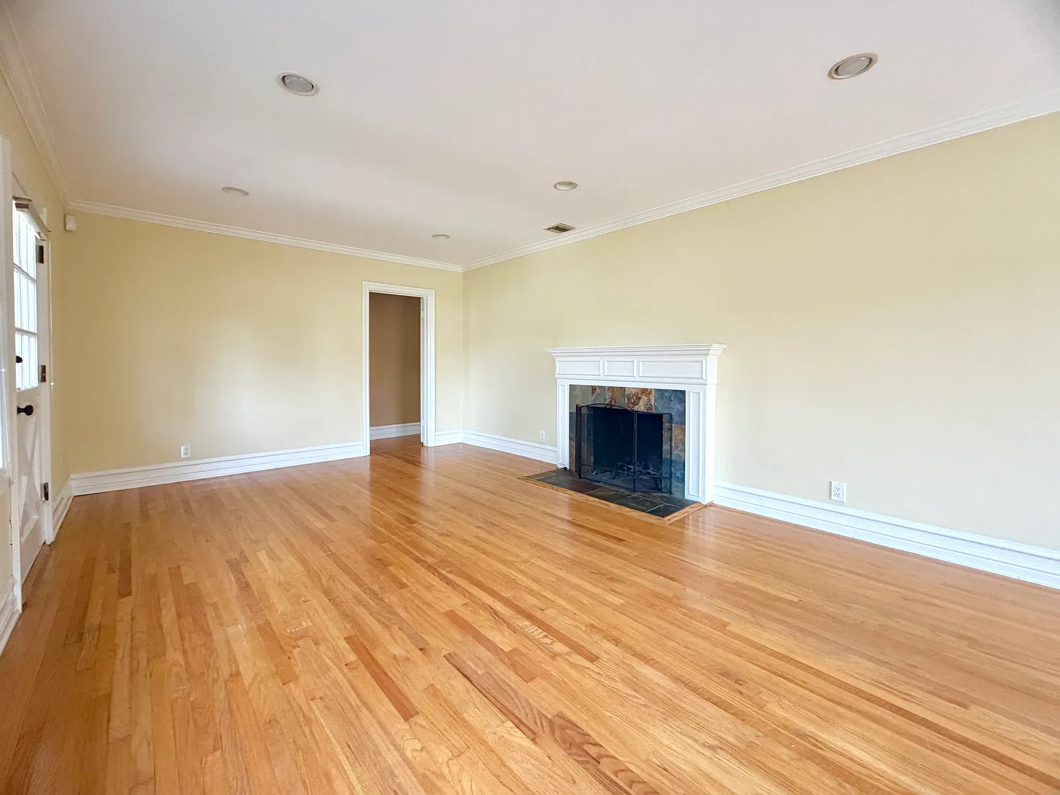 3 bed, 2.5 bath, 1386 sqft, $4,000 — Photo 2