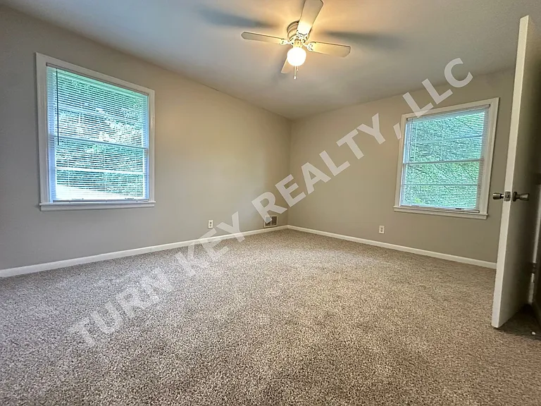 2228 5th St NE — Photo 8