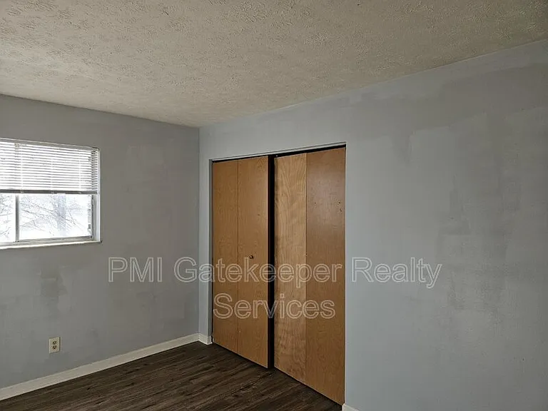 1735 Mills Ave — Photo 11