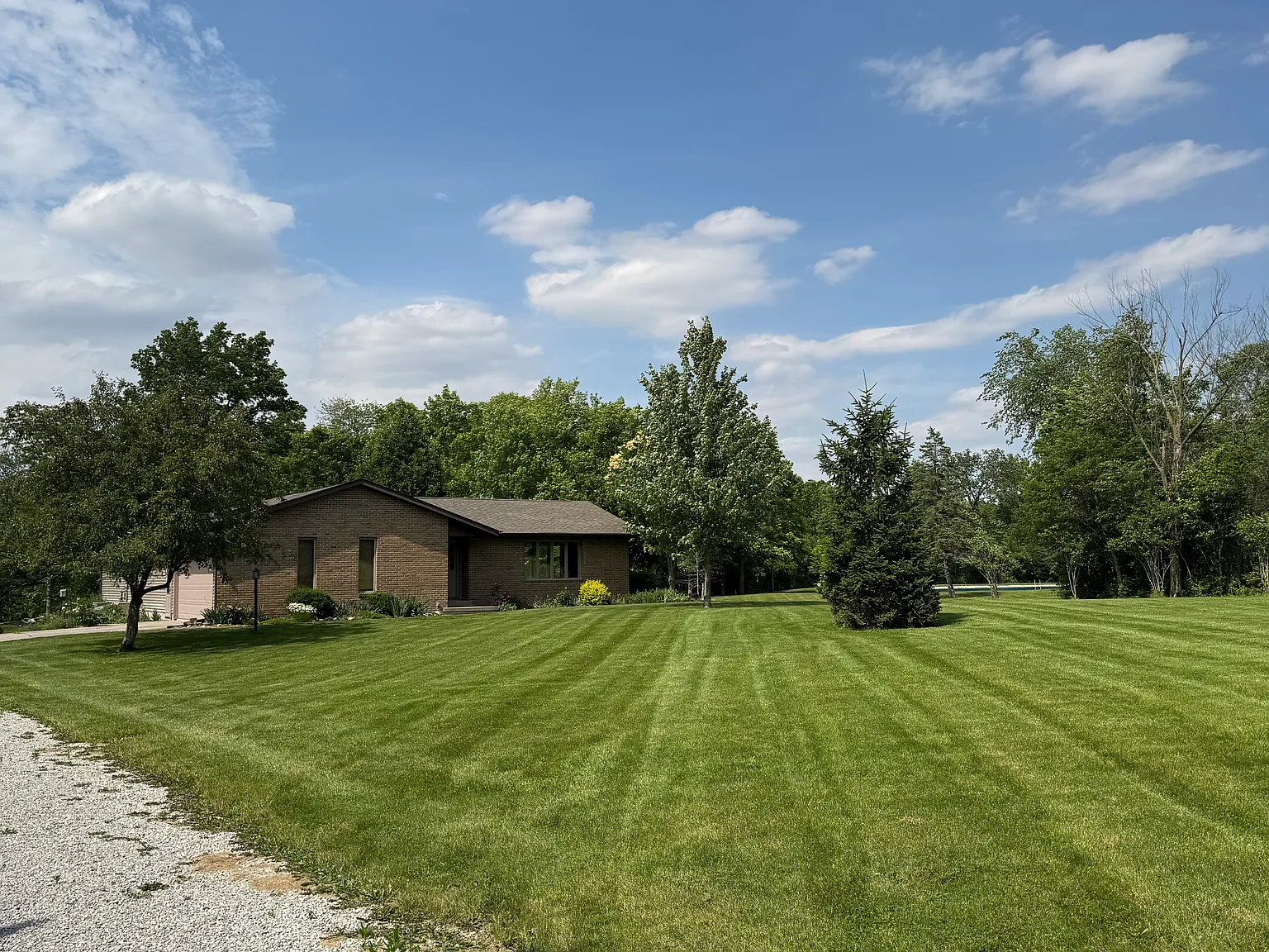 3 bed, 2.5 bath, 2002 sqft, $2,600 — Photo 1
