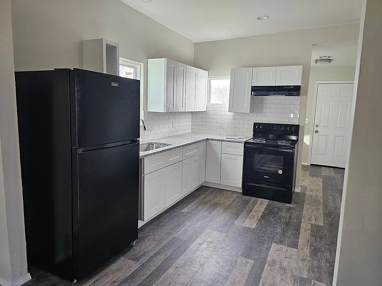 623 E Harrison Ave — Photo 2