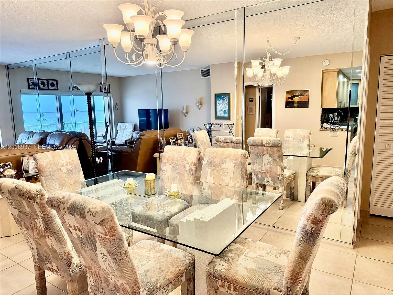 Hemispheres Condo — Photo 4