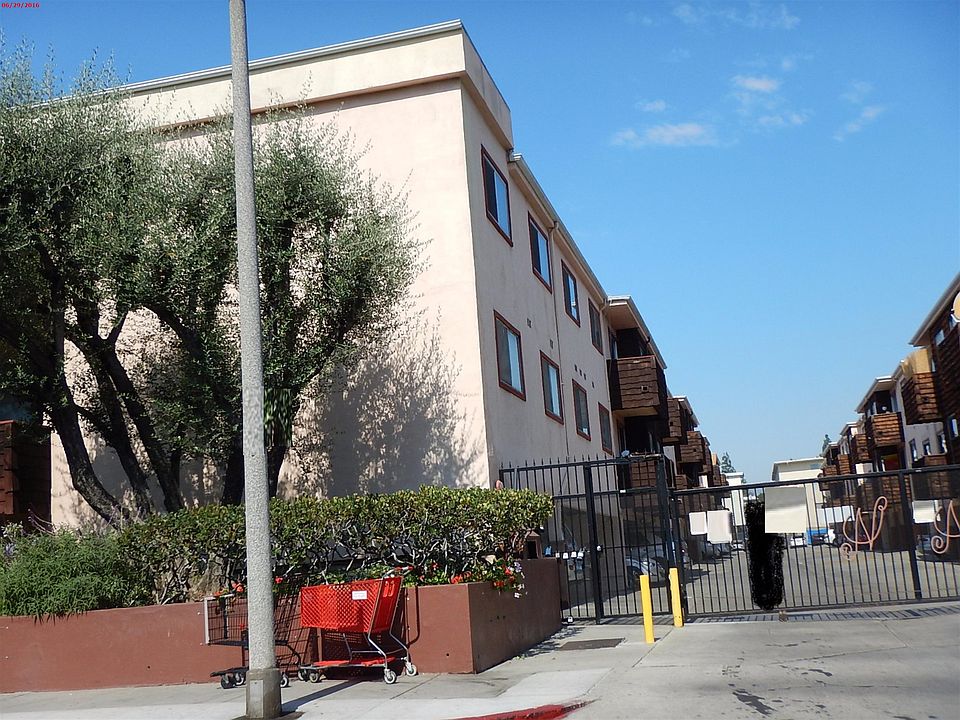 2nd image of 5349 Newcastle Ave APT 61