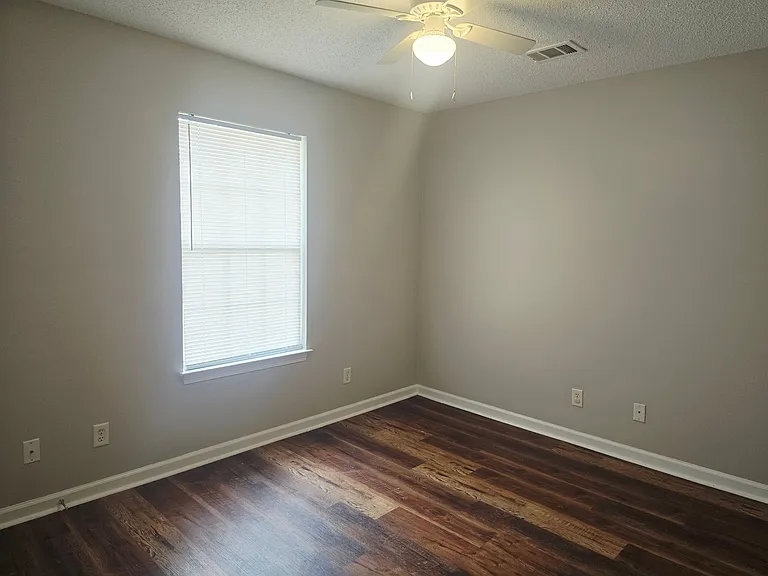 212 E Mell St — Photo 9