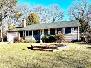 49 Fulham Ln, Holbrook, NY 11741