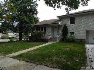 2150 Hampton Way, Merrick, NY 11566