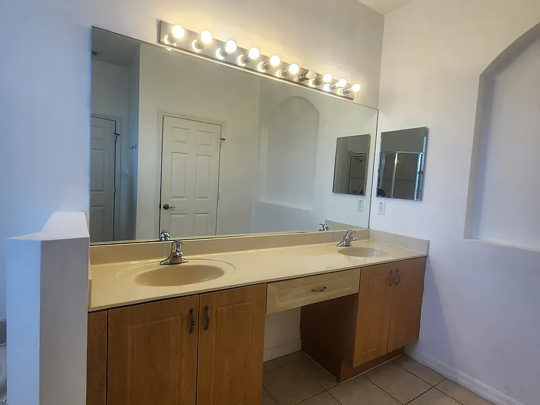 14732 Sutherland Ave — Photo 17