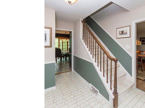 2nd image of 6 Heritage Ln