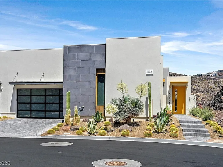 692 Scenic Cliff Dr — Photo 1